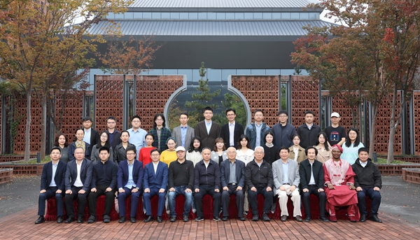 參會(huì)嘉賓合影。校方供圖