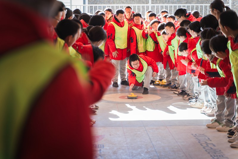 京張兩地青少年體驗(yàn)冰雪運(yùn)動(dòng)樂(lè)趣。北京市教委供圖