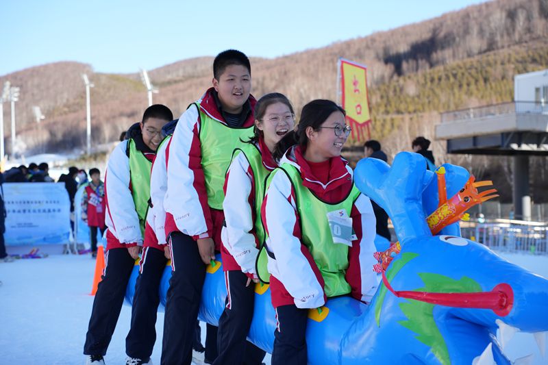 京張兩地青少年體驗冰雪運動樂趣。北京市教委供圖