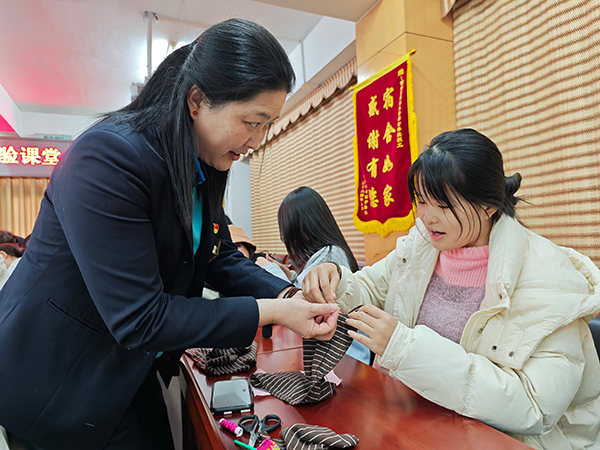 學(xué)生在老師指導(dǎo)下，體驗(yàn)縫補(bǔ)收納。