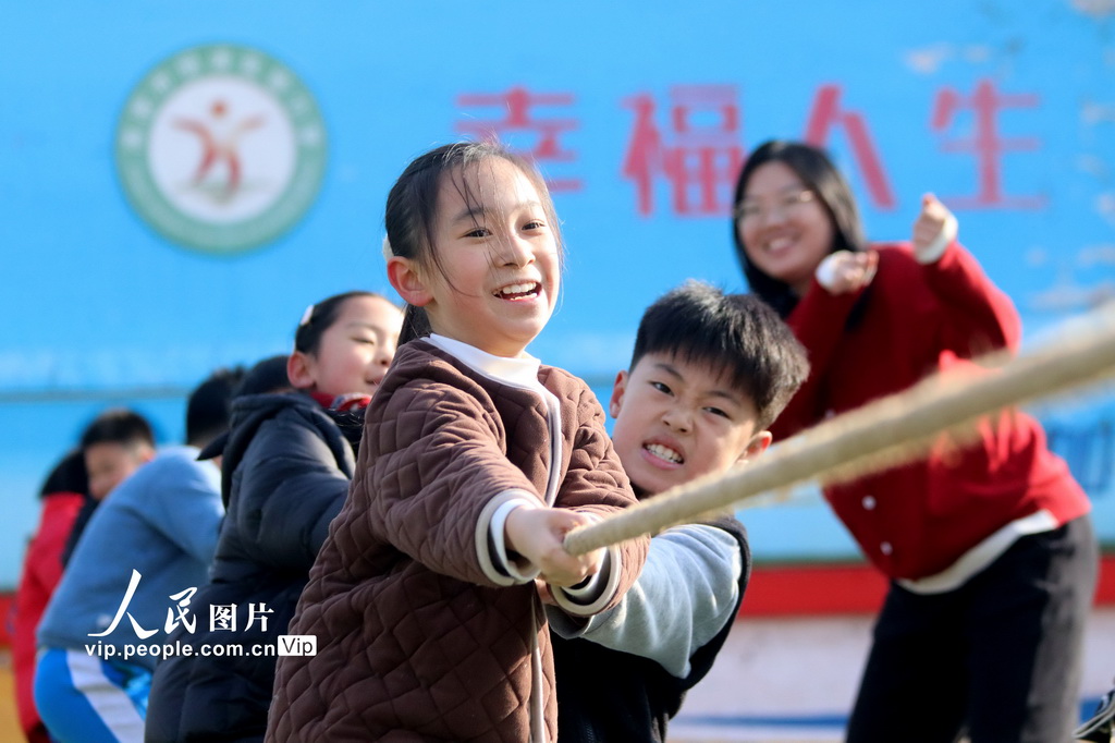 2024年12月27日，在山東省高密市恆濤實驗小學，孩子們在進行拔河比賽。