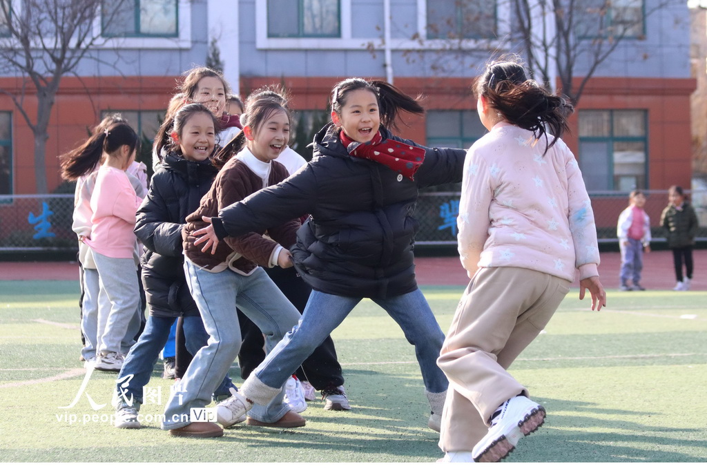 2024年12月27日，在山東省高密市恆濤實(shí)驗(yàn)小學(xué)，孩子們?cè)谕胬销椬叫‰u游戲。