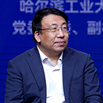     劉挺    哈爾濱工業(yè)大學(xué)黨委常委、副校長(zhǎng)數(shù)字化時(shí)代將實(shí)現(xiàn)教育規(guī)模化和教育個(gè)性化兩個(gè)維度的結(jié)合。同時(shí)，要在學(xué)習(xí)過(guò)程中擁抱大模型，使用大模型工具，不斷提高自己的信息素養(yǎng)。
