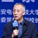     王泉    西安電子科技大學(xué)黨委常委、副校長(zhǎng)運(yùn)用數(shù)字化的手段，學(xué)生可以隨時(shí)隨地學(xué)到整套頂尖的課程，不僅能降低學(xué)習(xí)成本，對(duì)於全民學(xué)習(xí)型社會(huì)的建設(shè)也非常有意義。