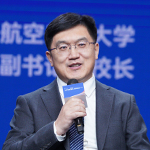     李潤(rùn)東    沈陽(yáng)航空航天大學(xué)黨委副書(shū)記、校長(zhǎng)教育的方向應(yīng)該來(lái)自於科技的需求。不管本科、碩士、博士，最終我們要把培養(yǎng)的人送到社會(huì)，被科技界、產(chǎn)業(yè)界所評(píng)價(jià)。