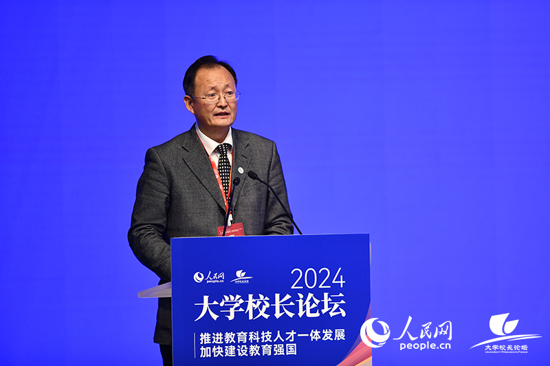對(duì)外經(jīng)濟(jì)貿(mào)易大學(xué)黨委書(shū)記黃寶印出席論壇并發(fā)言。人民網(wǎng)記者 任峰濤攝