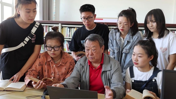 2023年6月，趙鐵鎖在對(duì)喀什大學(xué)學(xué)生進(jìn)行課業(yè)指導(dǎo)。