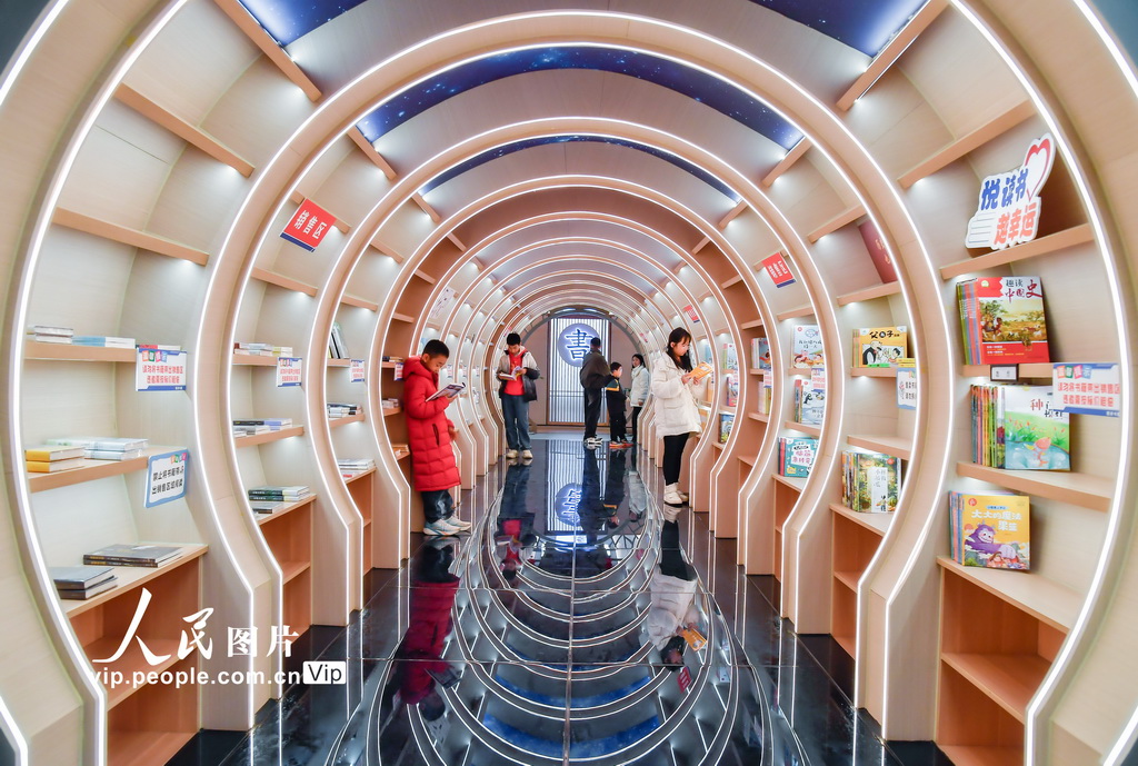 2025年2月2日，市民在四川省廣安市思源書房閱讀書籍，樂(lè)享假期。張國(guó)盛攝（人民圖片網(wǎng)）