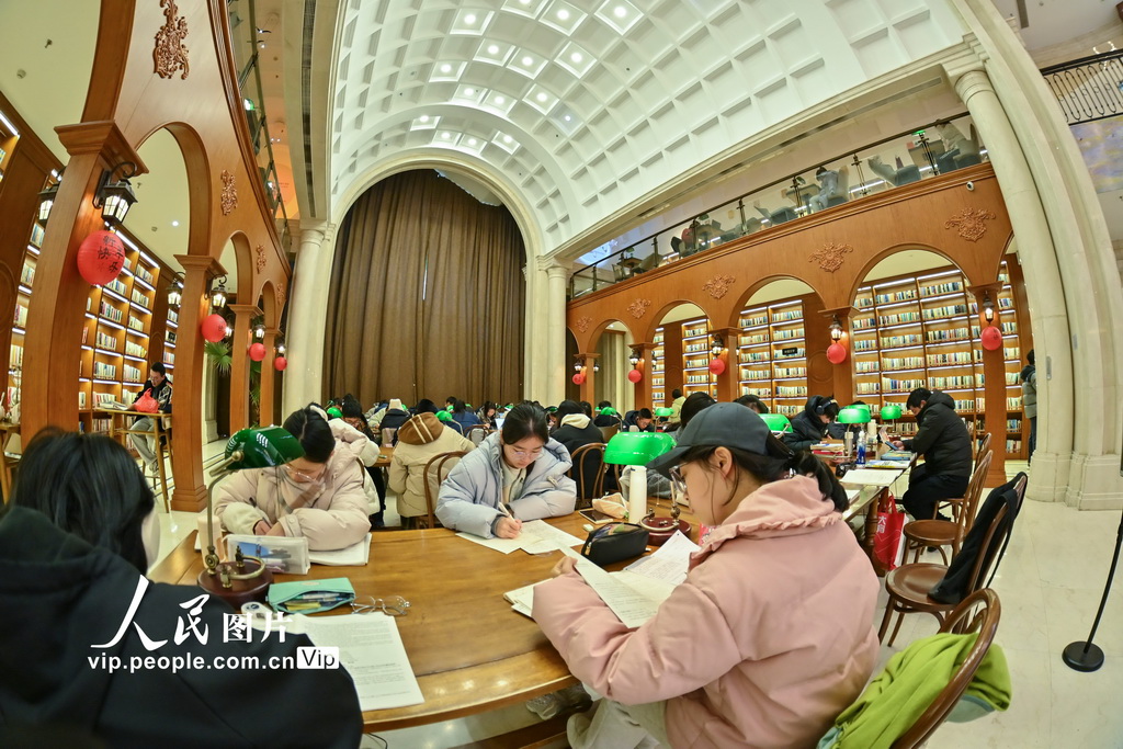 2025年2月2日，江西省南昌高新區(qū)圖書館內(nèi)座無虛席，眾多市民暢游書海之中，享受閱讀的快樂。李劼攝（人民圖片網(wǎng)）