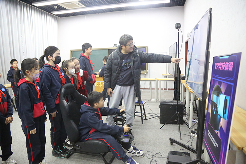 北京市東城區(qū)地壇小學(xué)學(xué)生體驗(yàn)VR技術(shù)。校方供圖