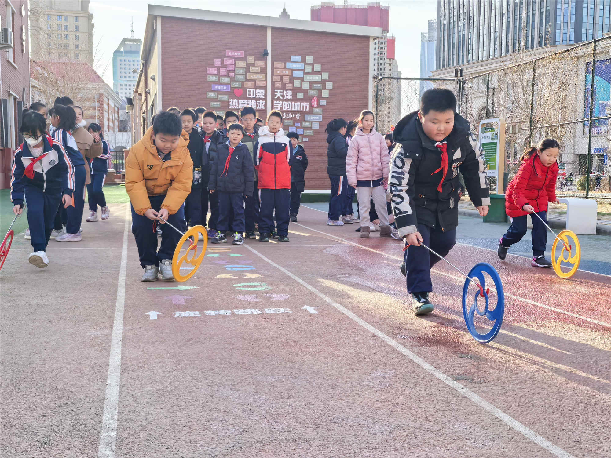 天津市和平區(qū)四平東道小學(xué)的同學(xué)們?cè)诓賵錾祥_心運(yùn)動(dòng)。校方供圖