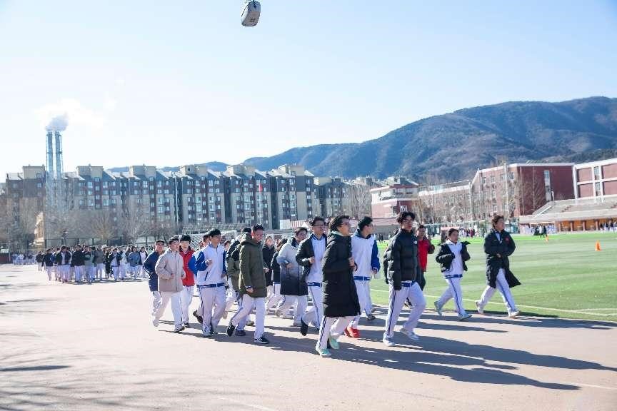 北京中法實驗學(xué)校學(xué)生在校園跑步。校方供圖