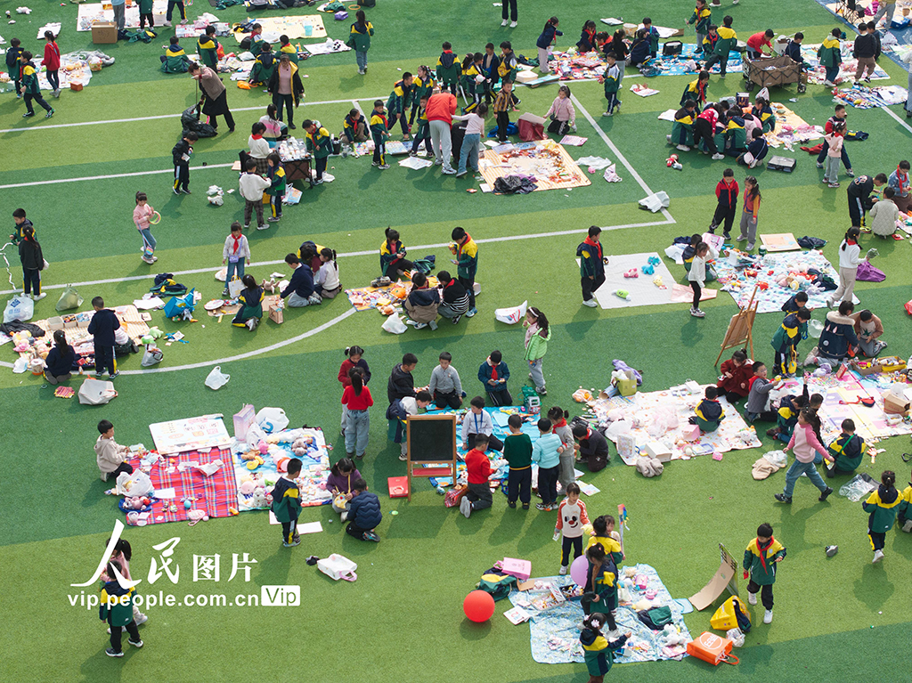 重慶：歡樂購物節(jié) 童趣滿校園