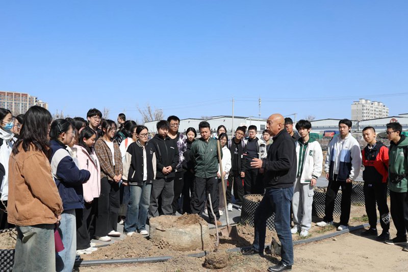 北農(nóng)師生同上果樹(shù)種植課。校方供圖