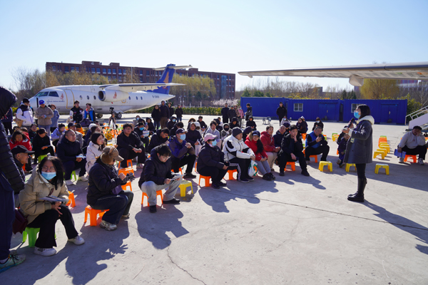 北京科技職業(yè)大學(xué)航空工程學(xué)院與考生和家長交流互動。北京科技職業(yè)大學(xué)供圖