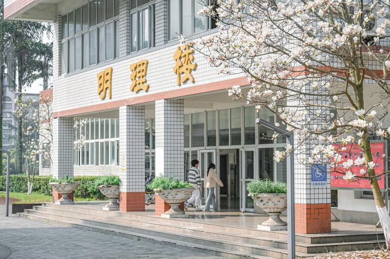 西南醫(yī)科大學(xué)明理樓前，靜謐中藏著生機(jī)。孫偉航攝
