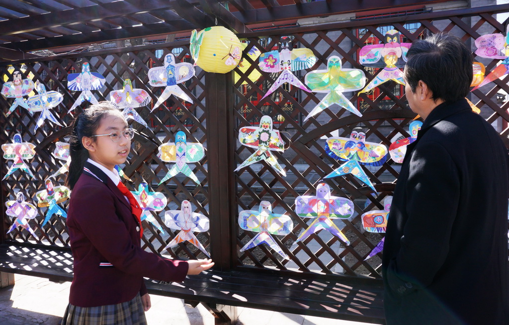 3月24日，府學(xué)胡同小學(xué)學(xué)生向來(lái)賓介紹同學(xué)們繪制的風(fēng)箏。