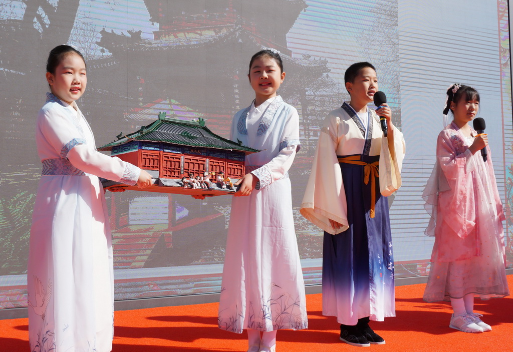 3月24日，府學(xué)胡同小學(xué)學(xué)生在書畫攝影展開幕式上展示手工作品。