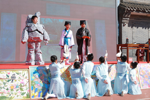 展覽開(kāi)幕式上，府學(xué)學(xué)子上演情景劇《鵝池》。府學(xué)胡同小學(xué)供圖