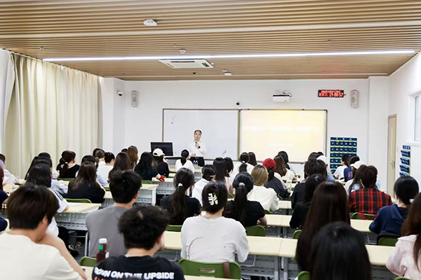 深圳職業(yè)技術(shù)大學(xué)黨委副書(shū)記、校長(zhǎng)許建領(lǐng)為學(xué)生授課。學(xué)校供圖