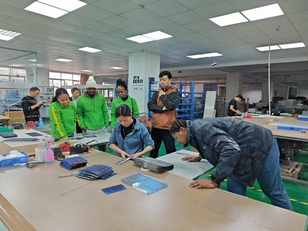 南非留學生學習光伏電池并聯(lián)焊接工藝。學校供圖