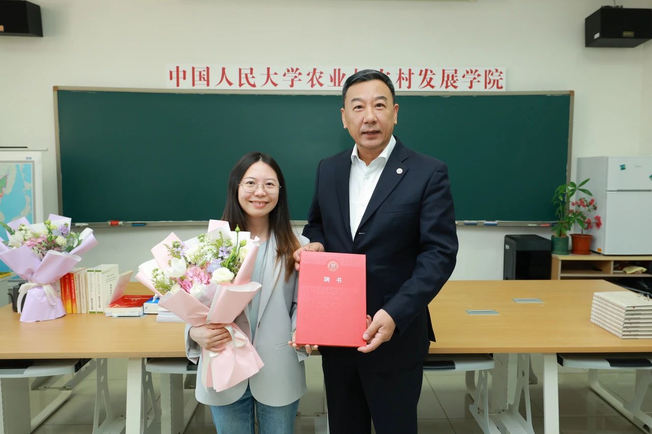張東剛為葉紫薇（左）送上聘書。圖源：中國人民大學