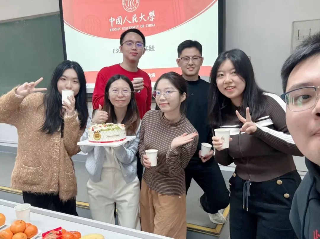 葉紫薇與學生在一起。中國人民大學供圖