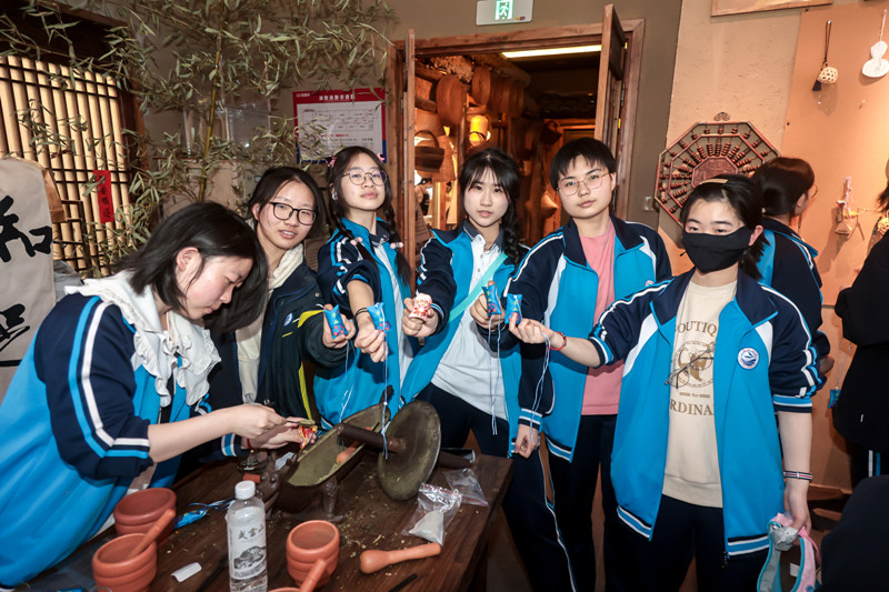 同學(xué)們親手制作中醫(yī)香囊。校方供圖