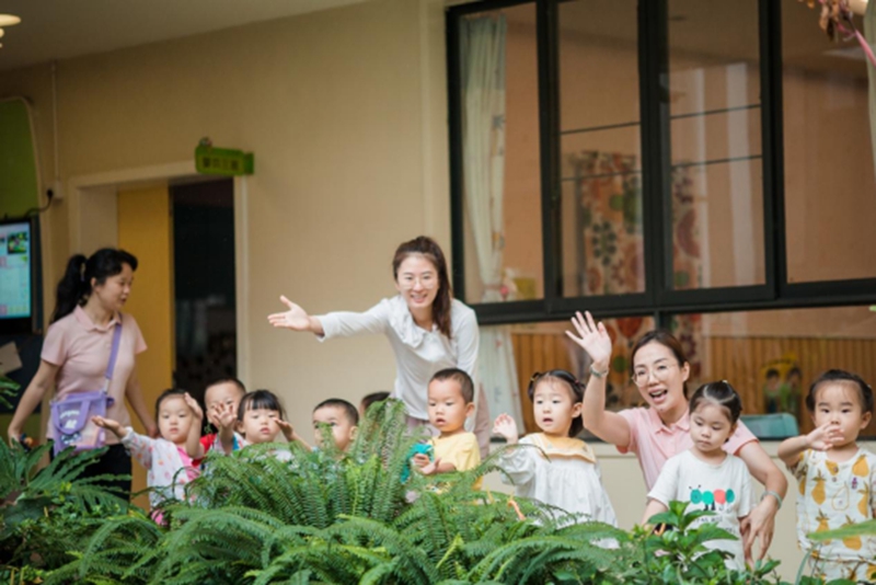 教師與幼兒在一起。園方供圖