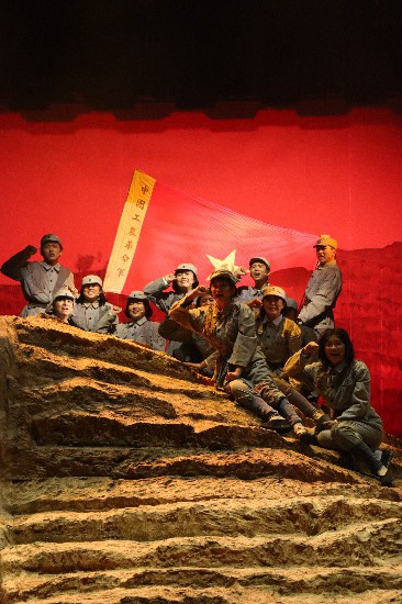 “不怕困難，不怕犧牲，為共產(chǎn)主義事業(yè)奮斗到底！”徐學(xué)弋在犧牲時(shí)沒有完成的入黨宣誓，由他身邊的同學(xué)們?yōu)樗瓿伞?></p>
<p style=