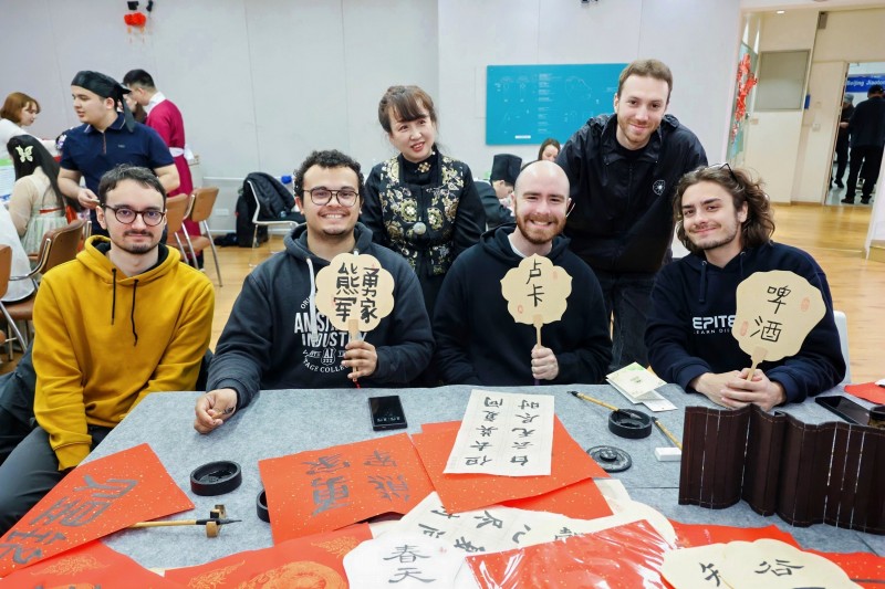 留學生展示書法成果。校方供圖