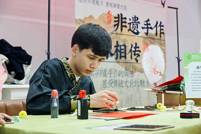 留學(xué)生體驗(yàn)活字印刷的制作。校方供圖