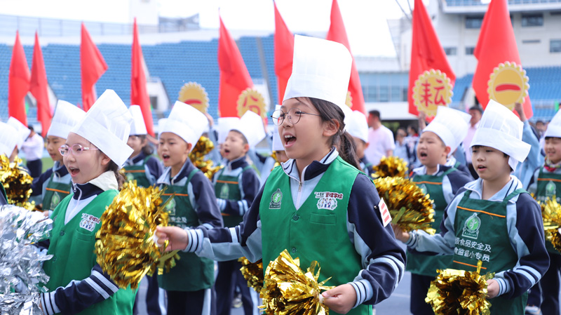 黑芝麻胡同小學(xué)的學(xué)生在運動會開幕式上表演。主辦方供圖