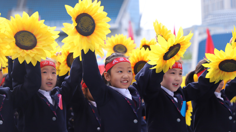 黑芝麻胡同小學(xué)的學(xué)生在運(yùn)動(dòng)會(huì)開幕式上表演。主辦方供圖