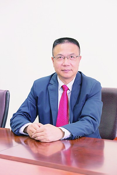 徐飛 教授、博士生導(dǎo)師。歷任上海交通大學(xué)副校長、西南交通大學(xué)校長、上海財經(jīng)大學(xué)常務(wù)副校長，現(xiàn)任福耀科技大學(xué)常務(wù)副校長。國務(wù)院政府特殊津貼專家。先后兼任中國鐵道學(xué)會副理事長，中國管理學(xué)會組織與戰(zhàn)略專業(yè)委員會副主任，教育部高等學(xué)校創(chuàng)新創(chuàng)業(yè)教育指導(dǎo)委員會副主任，中國高等教育學(xué)會創(chuàng)新創(chuàng)業(yè)教育分會理事長，中國高質(zhì)量MBA教育認證（CAMEA）工作委員會副主任，中國職業(yè)技術(shù)教育學(xué)會副會長等。主要研究領(lǐng)域為戰(zhàn)略管理、競爭戰(zhàn)略與博弈論、創(chuàng)新創(chuàng)業(yè)、跨文化戰(zhàn)略領(lǐng)導(dǎo)力等。出版著作20余部。