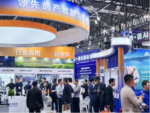 企業(yè)展區(qū)內(nèi),高科技吸引大家駐足。人民網(wǎng)記者 王海躍攝