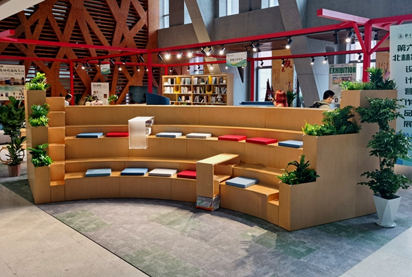 學(xué)生設(shè)計(jì)的校園景觀階梯。校方供圖
