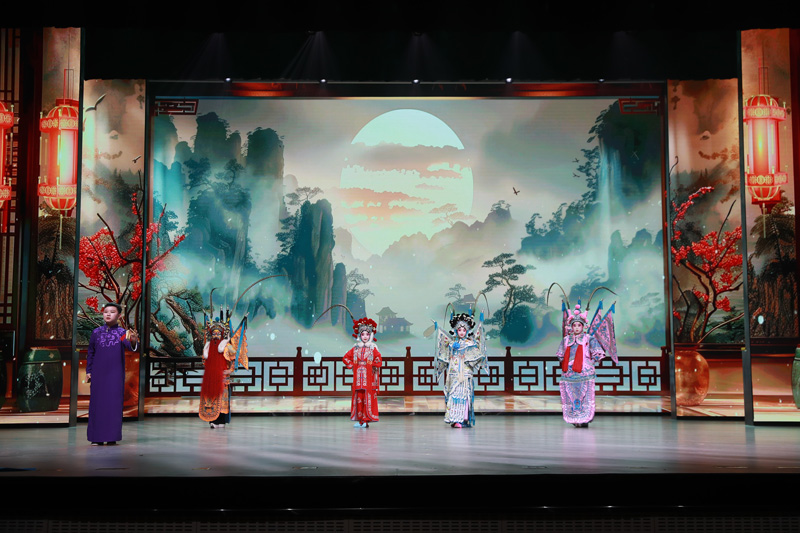 在《中軸線上話非遺》展演中學(xué)生表演京劇與快板。主辦方供圖