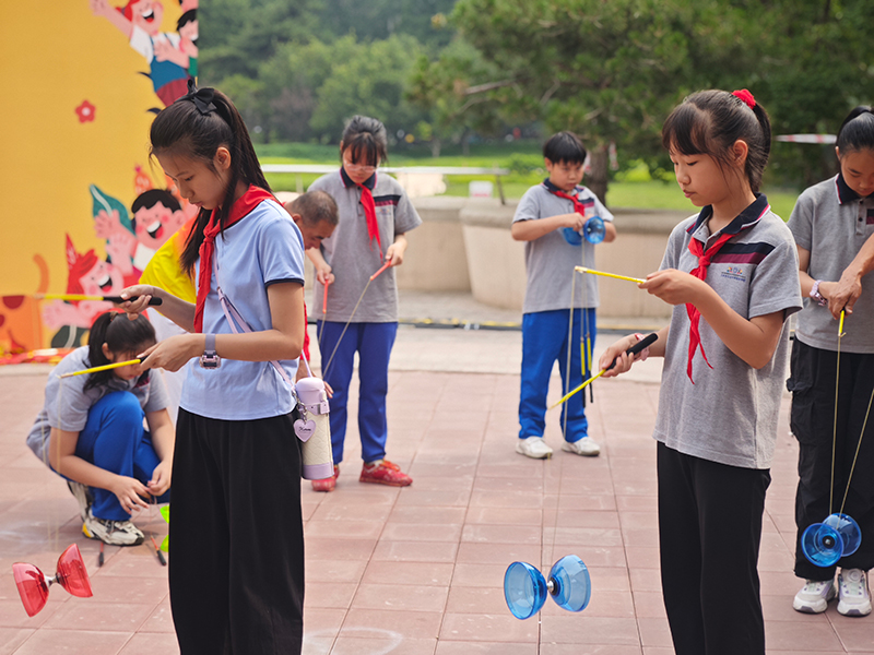 活動(dòng)現(xiàn)場(chǎng)，學(xué)生們學(xué)習(xí)抖空竹。人民網(wǎng)記者 郝孟佳攝