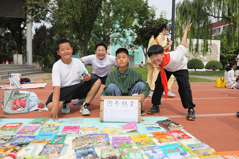 北京第二實驗小學大興實驗學校圖書義賣活動現場。校方供圖
