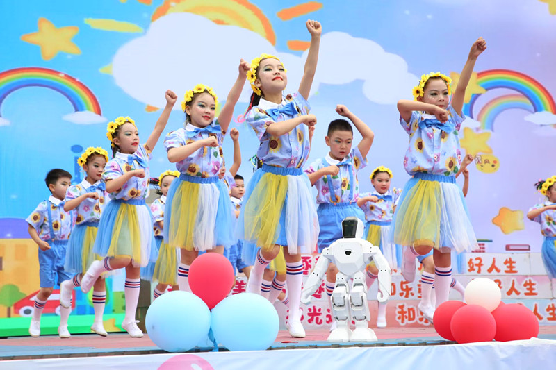 湖北省十堰市五堰小學(xué)舉辦“五育花開 童心向黨”慶六一文藝匯演。校方供圖