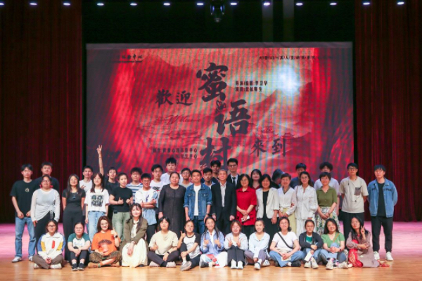 舞臺劇演職員合影。北京航空航天大學供圖