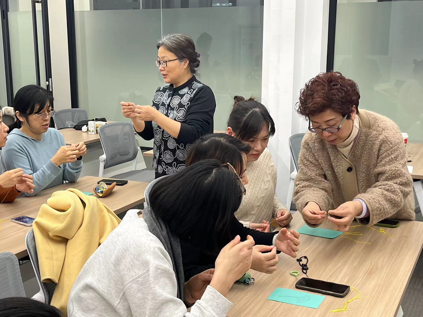 圖為亂針繡中國工藝美術大師孫燕云(右)授課。常州市總工會供圖