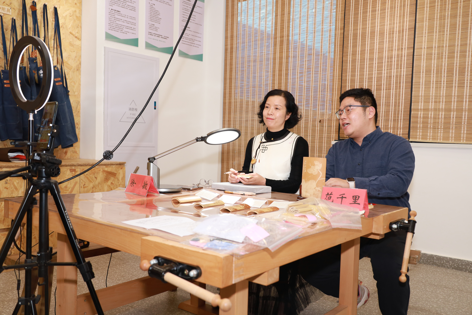 圖為留青竹刻非遺傳承人徐敏（左）、范千里（右）直播授課。常州市總工會供圖