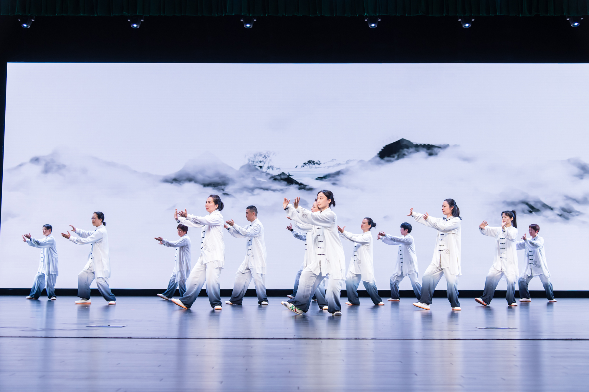 圖為職工夜校太極班學員匯演。常州市總工會供圖