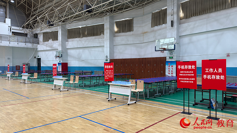 北京市第十九中學(xué)考點(diǎn)存包處。鄭爽攝
