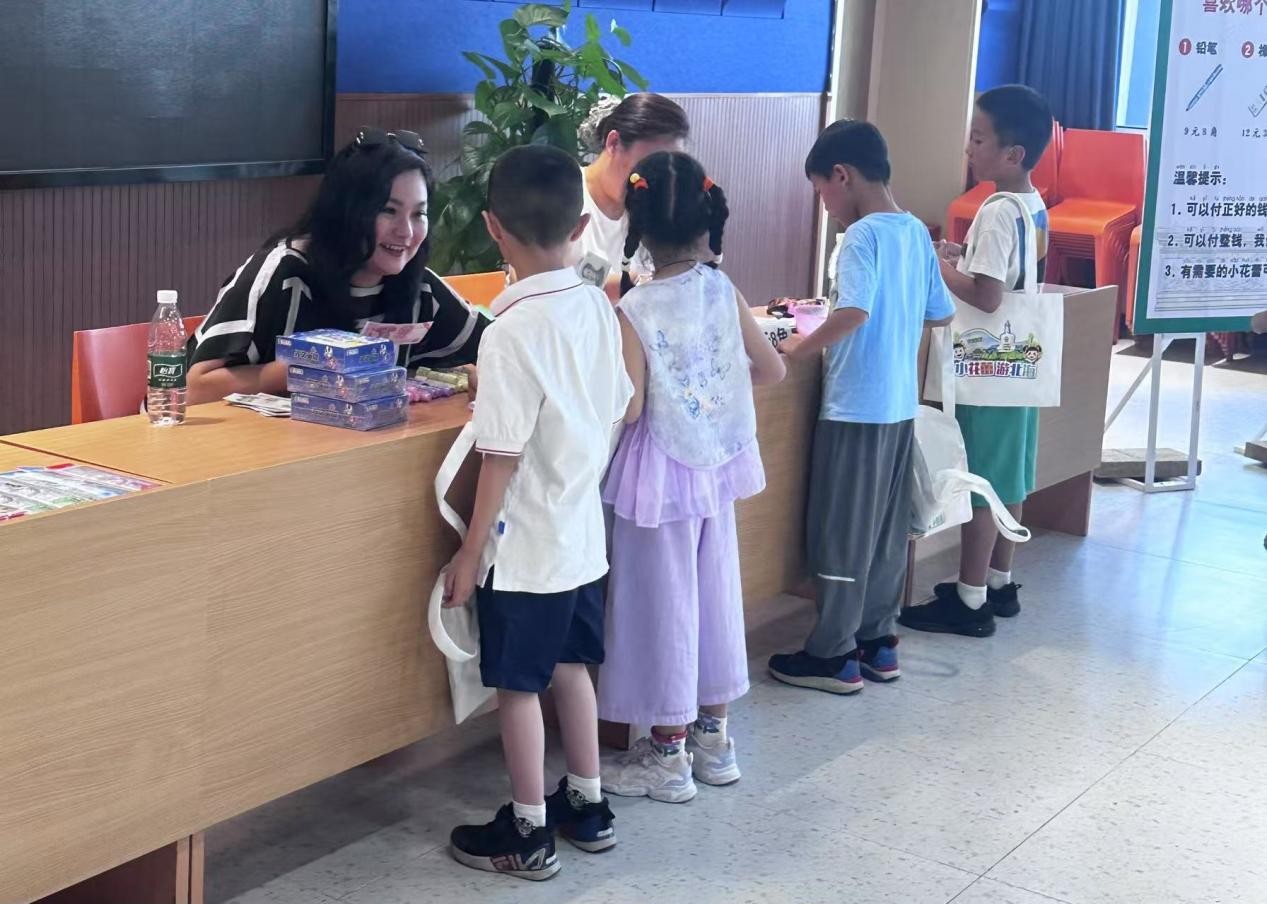 孩子們在“文創(chuàng)店”兌換禮品。王開陽 攝