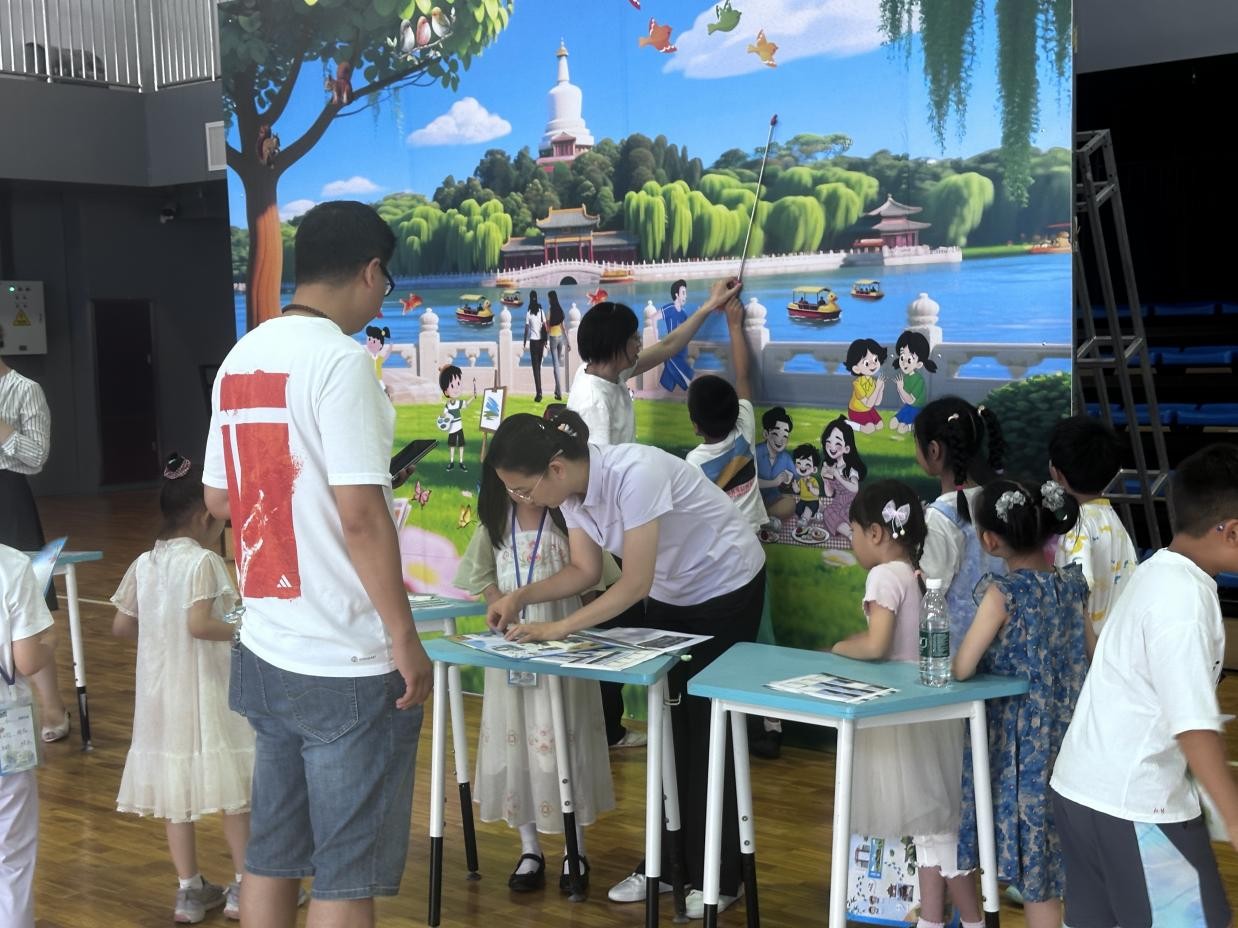 家長志愿者引導(dǎo)學(xué)生描述“白塔圖畫”。王開陽攝