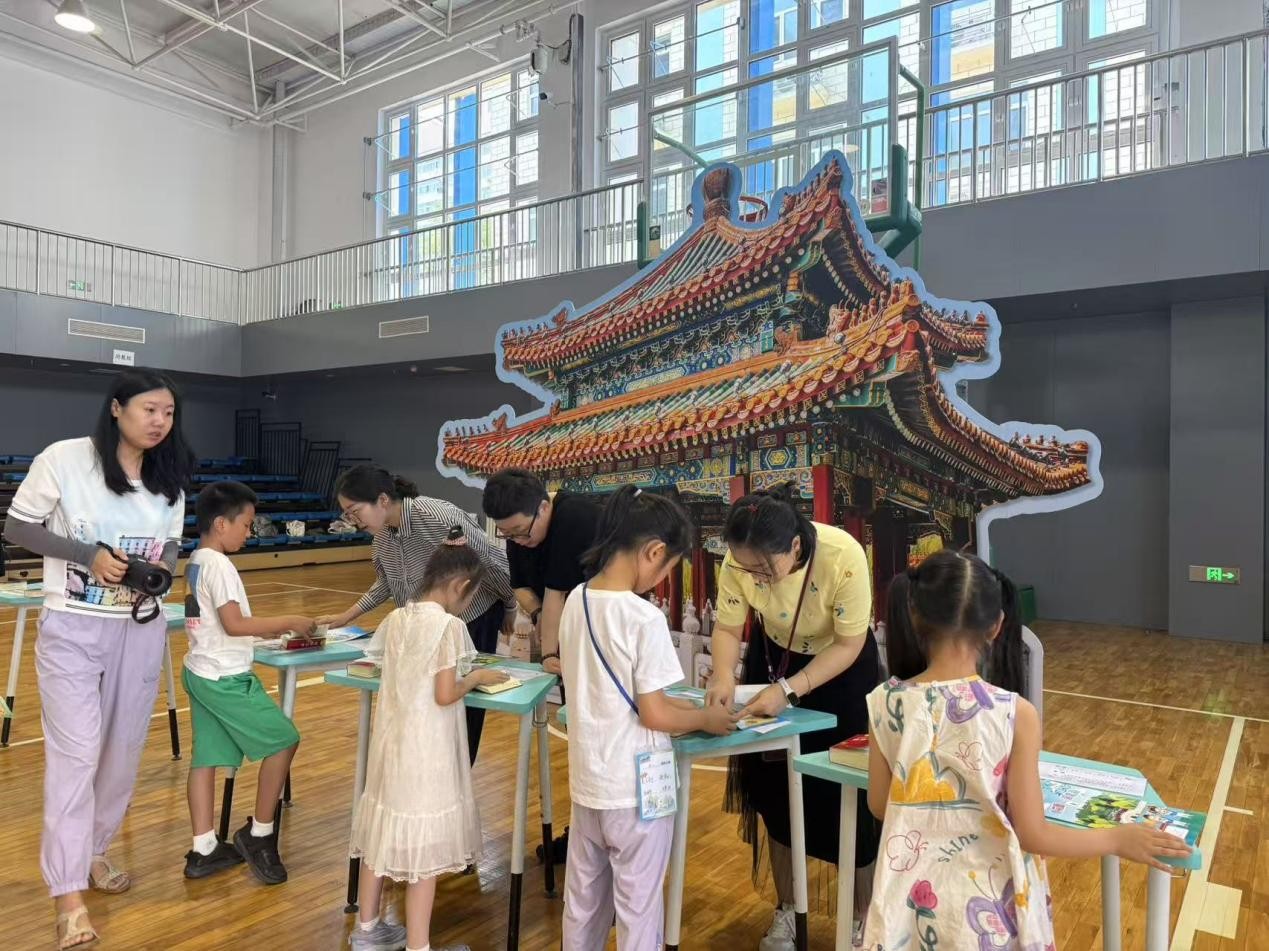 家長志愿者引導(dǎo)孩子們查字典。王開陽 攝