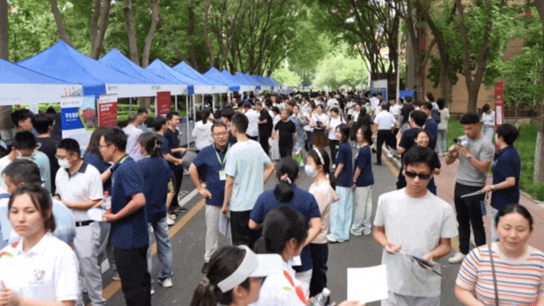 首都經(jīng)濟(jì)貿(mào)易大學(xué)2025年高招咨詢會現(xiàn)場。校方供圖